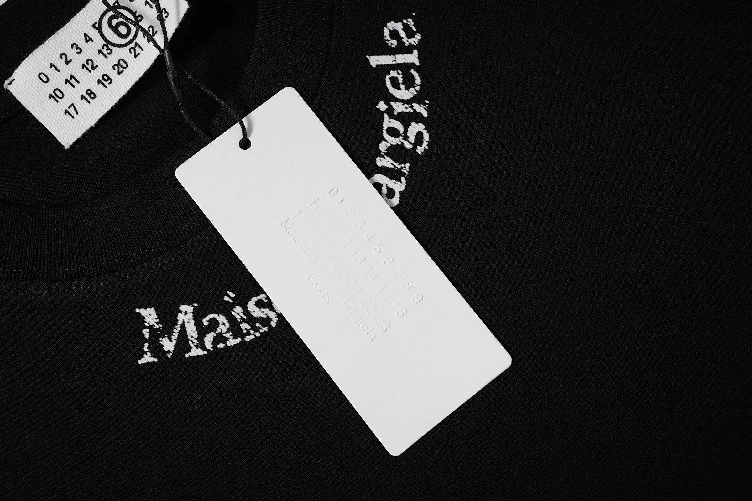Quality Maison Margiela 6 。 + 6 ， ， ， 。300g ， ，Breathable ， ， 。 ， ， 、 。Black White Classic Versatile， ， 、 ， 、 、 、 。 Same Style ， ， ， ， 。